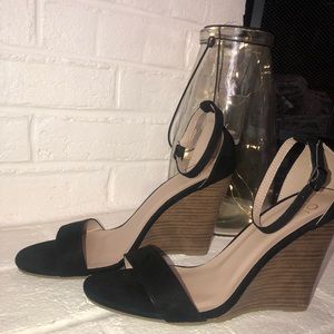 Lulu’s black heels